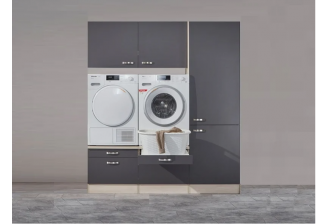 Klick waskamer opstelling met twee wasmachine onderkasten met uittrekbare plank. twee bovenkasten met legborden en een hoge kast met legborden. 