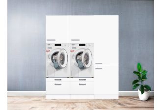 Klick waskamer opstelling met twee wasmachine onderkasten met uittrekbare plank. twee bovenkasten met legborden en een hoge kast met legborden. 