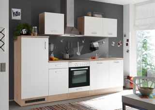Houten keuken met witte frontjes en apparatuur