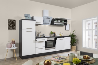 Hoogglans keuken met witte frontjes en donkere ombouw inclusief apparatuur en handgrepen