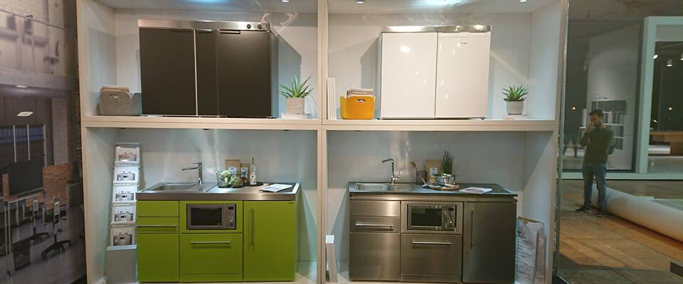 4 stalen mini keukens in verschillende kleuren met apparatuur