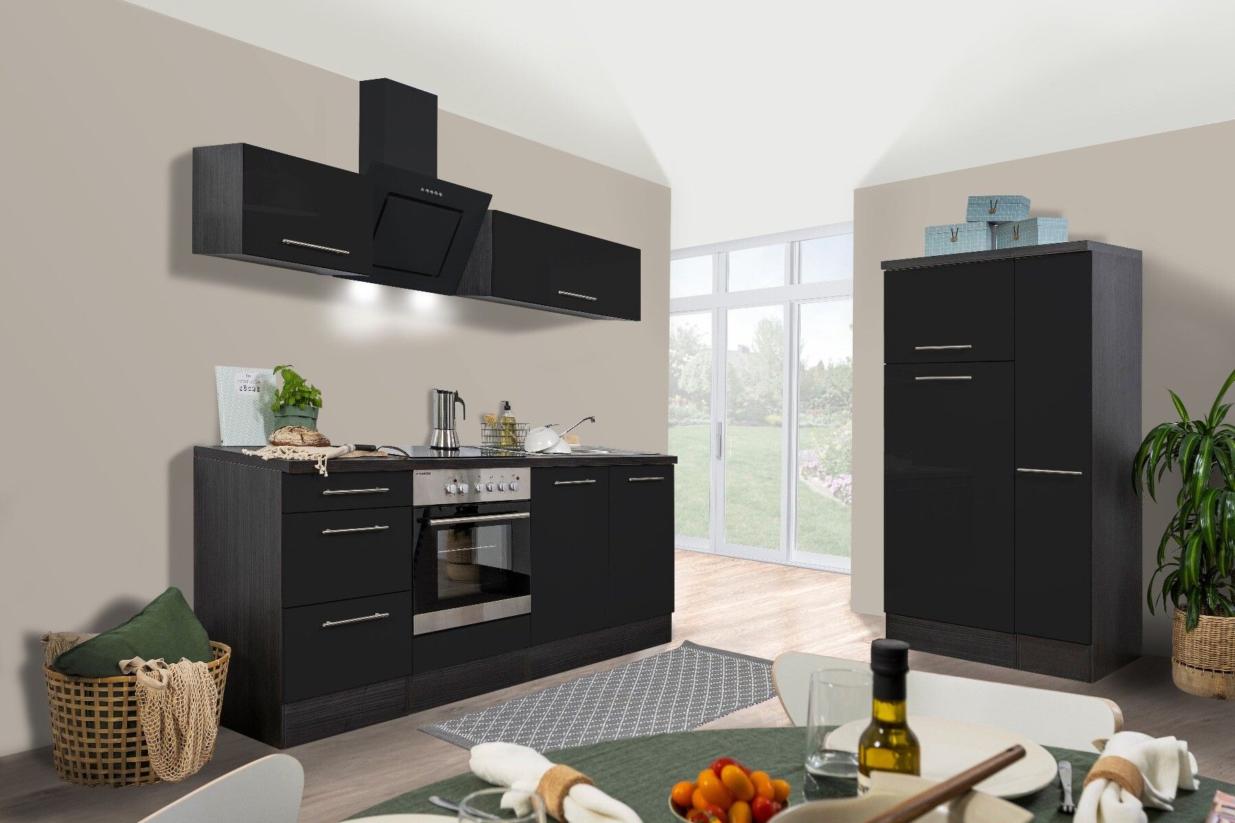 Zwarte design keuken met donkere opbouw opgesteld in twee delen